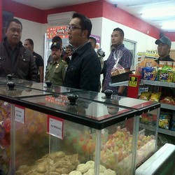 Ridwan Kamil Pimpin Langsung Penyegelan Minimarket Ilegal