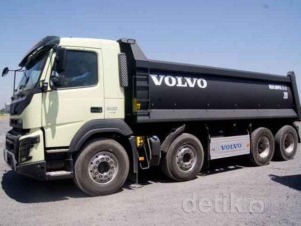 Menjajal Ketangguhan Truk Volvo FMX Menjajal Ketangguhan Truk Volvo FMX