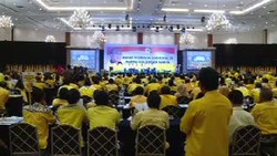 Golkar Berada Diantara Tiga Poros