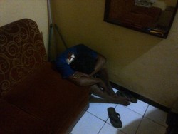 Diduga Stres, Pria Ini Lempar Beton ke Jalan dan Pukuli Pengendara Motor