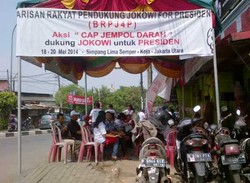 Pendukung Jokowi Gelar Aksi Cap Jempol Darah di Koja