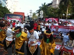 Pendukung Jokowi Asal Papua Menari di Car Free Day