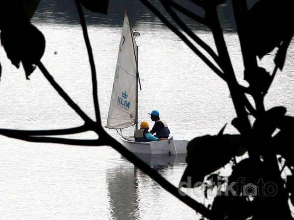 Berperahu Layar di Situ Gintung