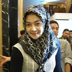 Begini Penampilan Indah Dewi Pertiwi Berhijab
