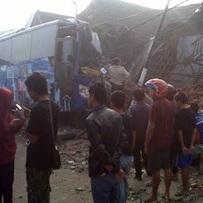 Bus Pariwisata Terjang 3 Rumah di Mojokerto