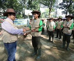 Uniknya Park Ranger di Bandung Tampil Ala Koboi