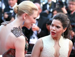 Aktris America Ferrera Shock Ada Pria Misterius Menyusup ke Dalam Gaunnya