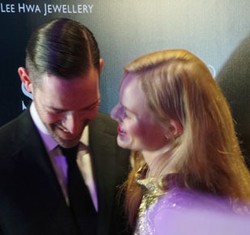 Foto: Kemesraan Kate Bosworth dan Suami di Pekan Mode Singapura