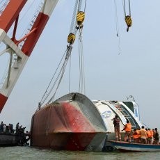 Pencarian Korban Tenggelamnya Feri Bangladesh Dihentikan, Keluarga Marah