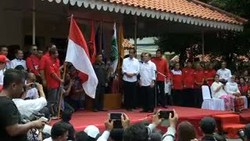 Ritual Cium Bendera Duet Jokowi-JK