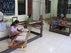 Mengintip Proses Pembuatan Tenun NTT di Kupang