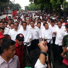 Gowes ke KPU, Jokowi-JK Mandi Keringat dan Sempat Oleng