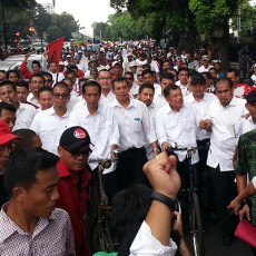 Jokowi dan JK Ngegowes Onthel ke KPU