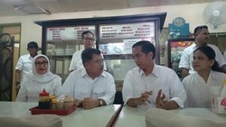 Teriakan Jokowi Presiden Sambut Jokowi-JK di Gedung Joang