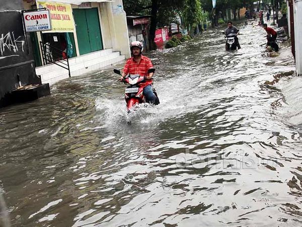 Jalan Menuju Kediaman Rhoma Banjir Jalan Menuju Kediaman Rhoma Banjir