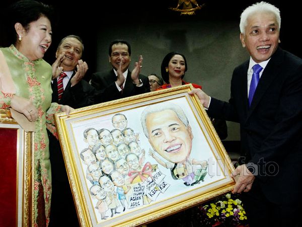 Para Menteri Beri Kenang-kenangan Untuk Hatta Rajasa