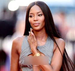 Foto: Naomi Campbell Curi Perhatian dengan Gaun Terbuka di Red Carpet BAFTA