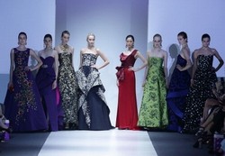 Oscar de la Renta Tampilkan Gaun Musim Dingin Ala Princess di Singapura