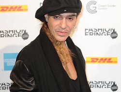 Desainer John Galliano Beralih Menjadi Konsultan Produk Kecantikan
