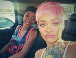Penampilan Baru Rihanna dengan Rambut Pink