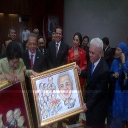 Para Menteri Ekonomi Beri Kenang-kenangan untuk Hatta Rajasa