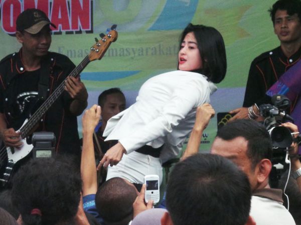 Hobah! Dewi Persik Goyang LP Cipinang