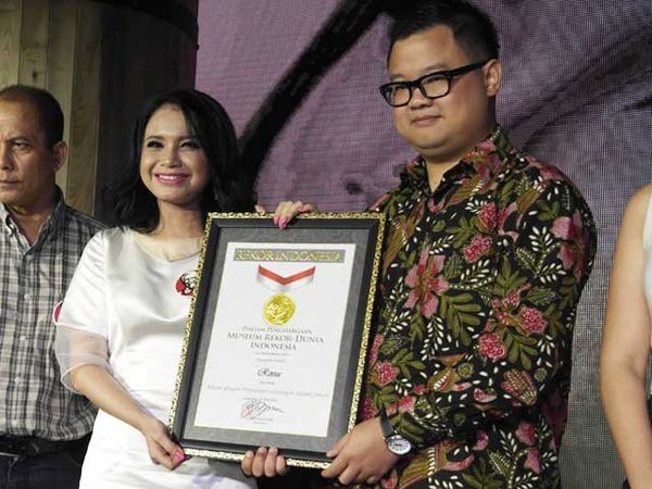 Rossa Pecahkan Rekor MURI