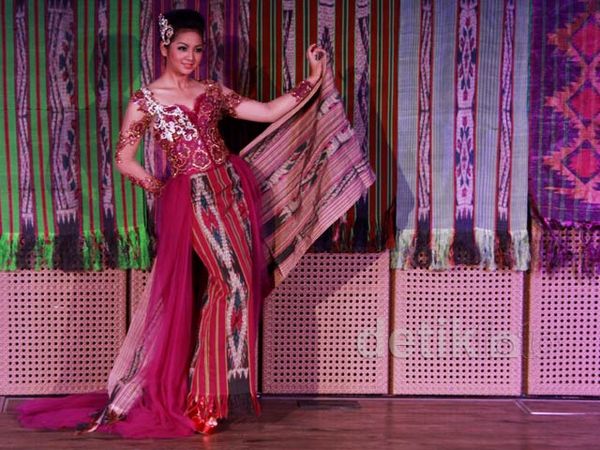 Lestarikan Budaya Dayak Lewat Peragaan Busana