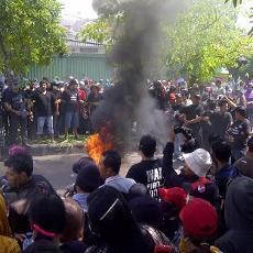 Unjuk Rasa Tolak Penutupan Dolly Diwarnai Aksi Bakar Ban