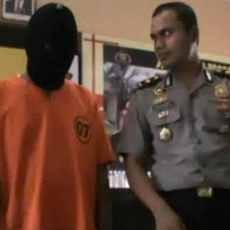 Spesialis Pelaku Hipnotis di Pusat Perbelanjaan Terekam CCTV