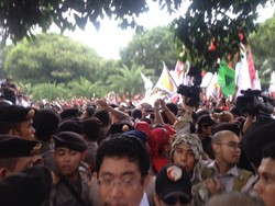 Desak-desakan di Depan KPU, Ibu-ibu Pendukung Prabowo Pingsan