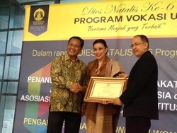 Menkes Nafsiah Mboi dan Mien Uno Diganjar Wonder Women Award 2014