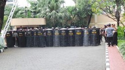 Pendemo Freeport di Plaza 89 Kini Bakar Ban, Polisi Bersenjata Berdatangan