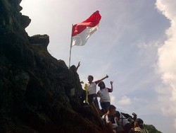Resmikan Tugu Khatulistiwa di Raja Ampat, Menpora Cek Posisi Lewat GPS