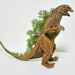 Hiii.. Patung Godzilla Terbuat Dari Batang Pohon?