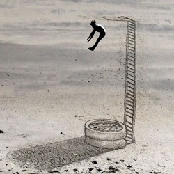 Bermain dengan Lukisan Pasir 3D di Tepi Pantai