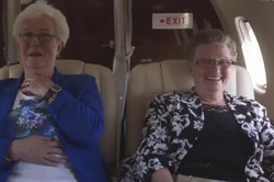 Pertama Kali Naik Pesawat, Begini Hebohnya 2 Nenek di Belanda