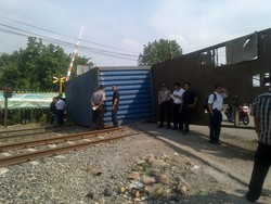 Kontainer Truk Jatuh dan Terguling di Rel Dekat Stasiun Tawang Semarang
