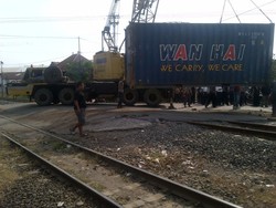 Rel Tertutup Kontainer, Penumpang KA Argo Muria Turun di Stasiun Poncol