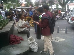 Jempol untuk Pelajar ini, Bagi-bagi Makanan saat Rayakan Kelulusan