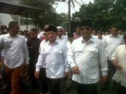 Usai Mendaftar, Prabowo Tinggalkan KPU Sambil Hormat dan Lambai Tangan