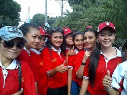 Para Wanita Cantik di Tengah Riuhnya Pendaftaran Prabowo-Hatta