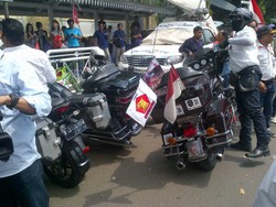 Bawa Harley dan Bedug, Pendukung Prabowo Mulai Serbu KPU
