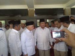 Disambut Hatta, Prabowo Tiba di TMP Kalibata