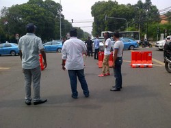 Dikepung Pendukung Prabowo-Hatta, Jalan Imam Bonjol Ditutup