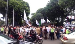 Massa Prabowo-Hatta Berangsur Pergi, Lalin Depan KPU Dibuka Kembali