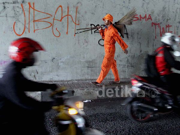Dinding Kolong Jembatan Semanggi Dikotori Coretan