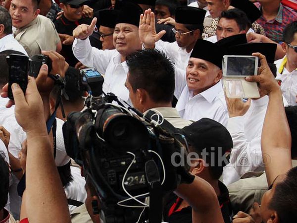 Prabowo-Hatta Jalan Kaki dari Sunda Kelapa ke KPU