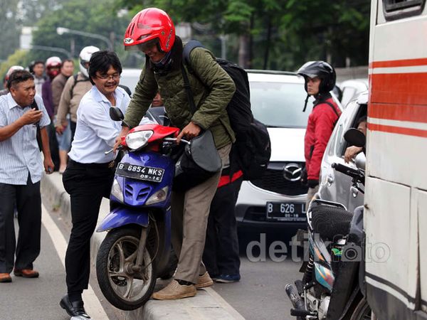 Prabowo-Hatta Daftar ke KPU, Lalin Macet