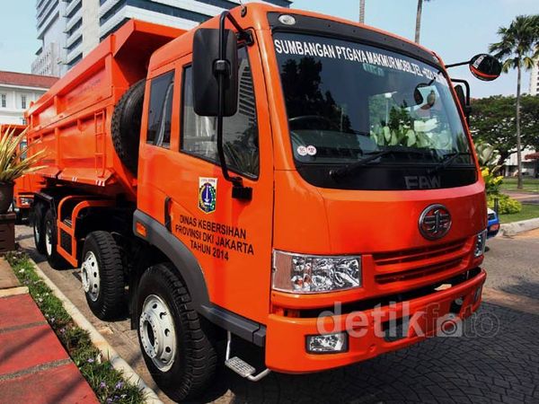 Pemprov DKI Terima Sumbangan Truk Sampah